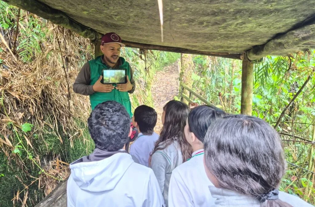 Estudiantes de Bosques del Norte exploran el agua en su fuente natural — Club del Agua visita la Reserva CHEC